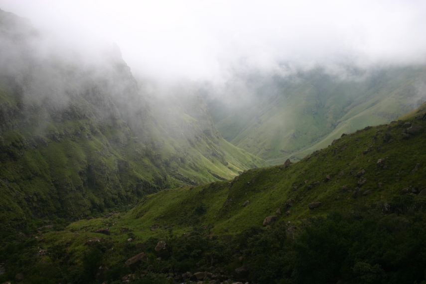 South Africa Drakensberg, North Drakensberg Traverse, Dropping out of the cloud, Walkopedia