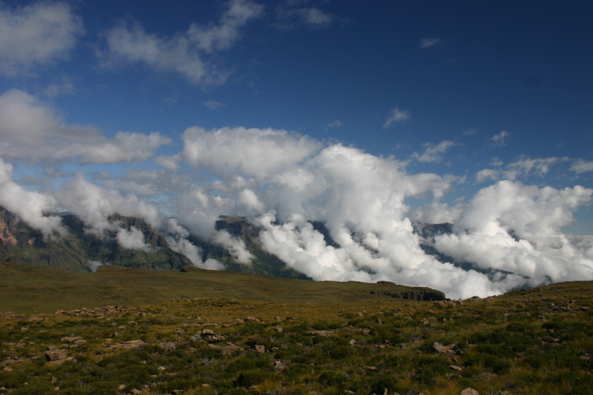 South Africa Drakensberg, North Drakensberg Traverse, Mnweni cutback, rising cloud, Walkopedia