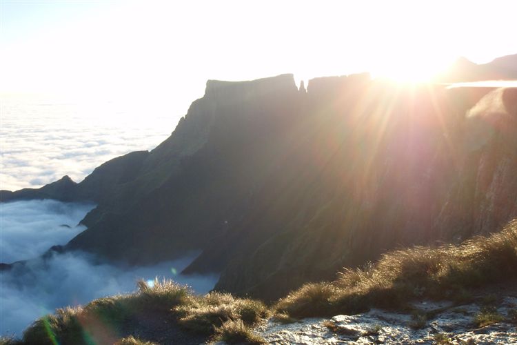 South Africa Drakensberg, North Drakensberg Traverse, Drakensberg Amphitheatre sunrise, Walkopedia