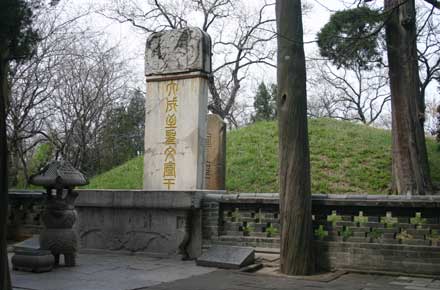 Confucius' Tomb - ©William Mackesy Kong Lin (Confucian Forest): Confucius' Tomb - ©William Mackesy