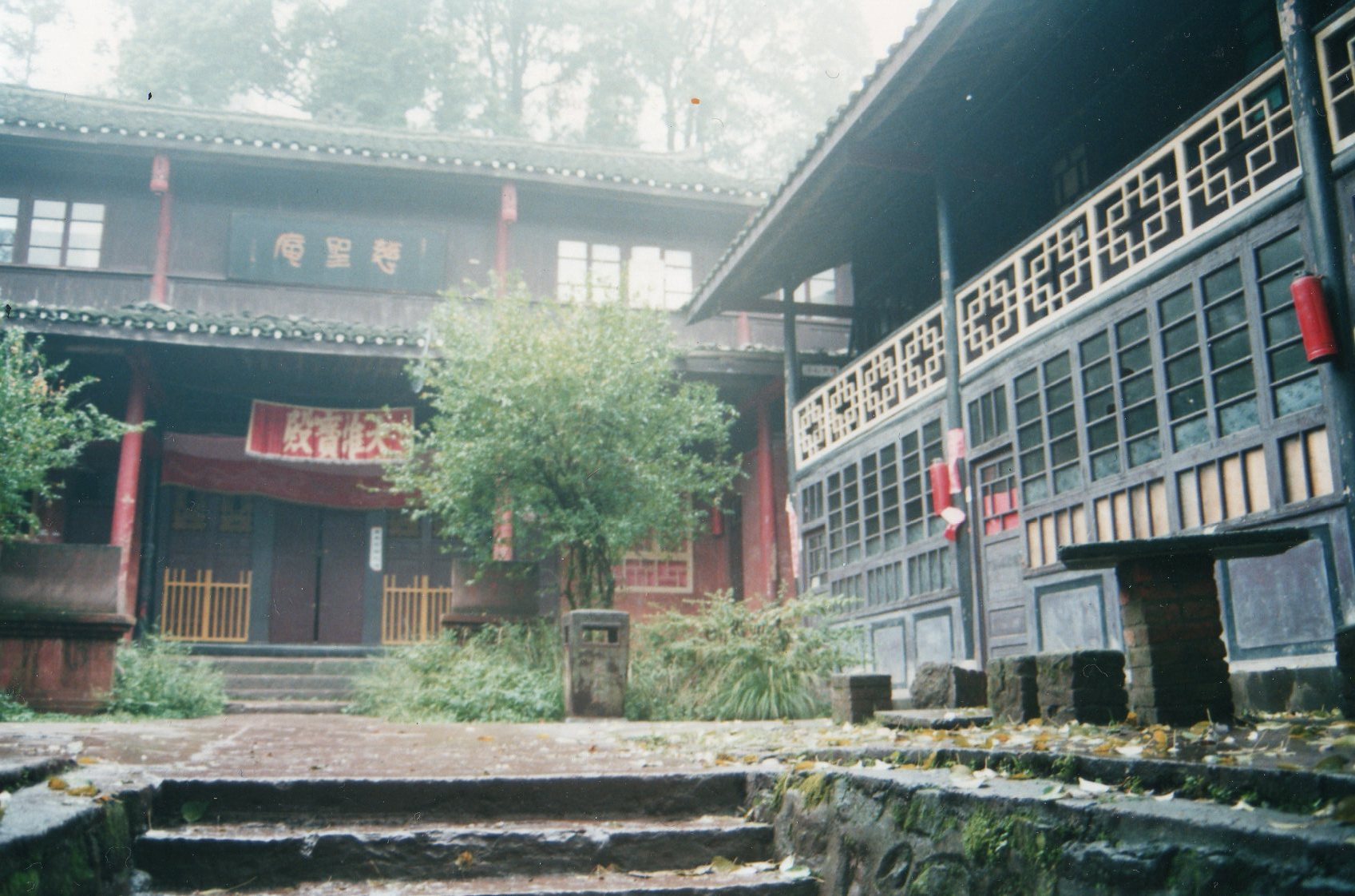 China Sichuan, Emei Shan, Monastery in the mist, Walkopedia