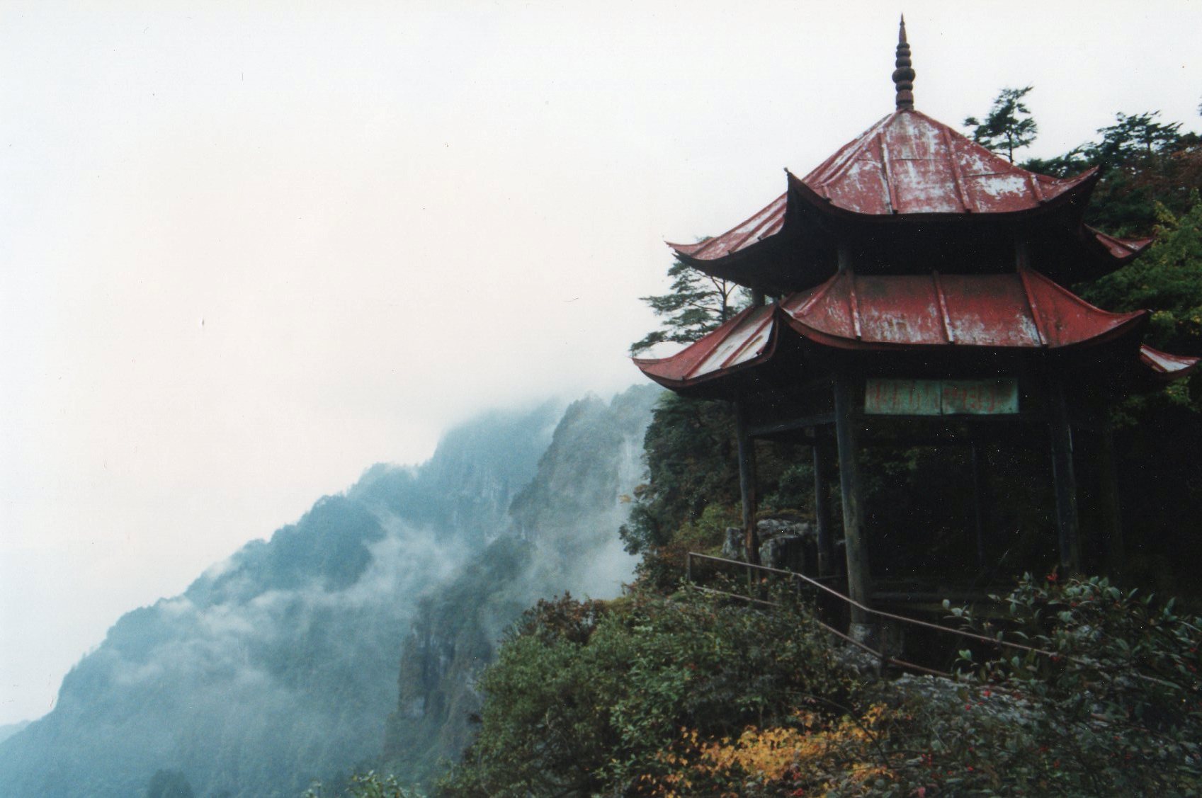 China Sichuan, Emei Shan, Clifftop pavilion, all rust in 1991, Walkopedia