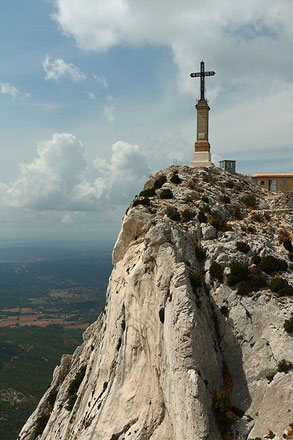 Croix de Provence Sainte Victoire - © Frorm Wikipedia Commons, by BEN LIEUSONG Montagne Sainte Victoire (Cezanne's Mountain): Croix de Provence Sainte Victoire - © Frorm Wikipedia Commons, by BEN LIEUSONG