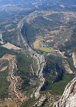 France Provence, Montagne Sainte Victoire (Cezanne's Mountain), Chaine Rocheuse a l'ouest de la Montagne Sainte Victoire, Walkopedia