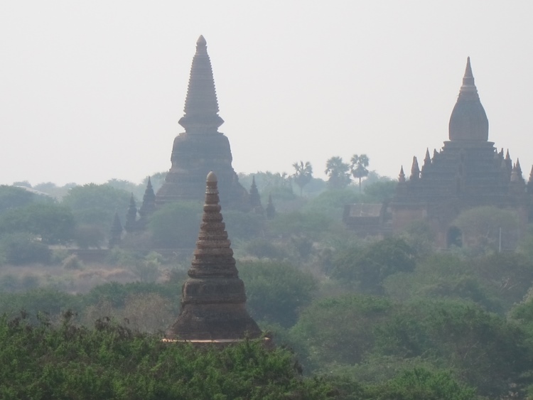 Myanmar, Bagan, Bagan - Is the one in the back the loveliest of the lot, Walkopedia