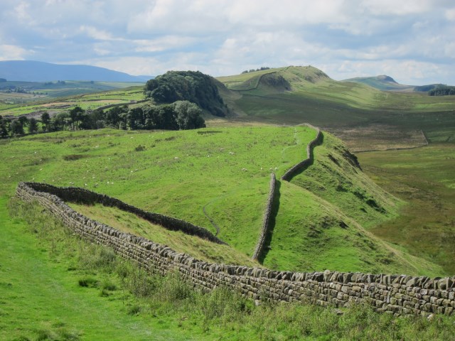 United Kingdom England Hadrian's Wall, Hadrian's Wall Path, Looking west towards Housteads, Walkopedia