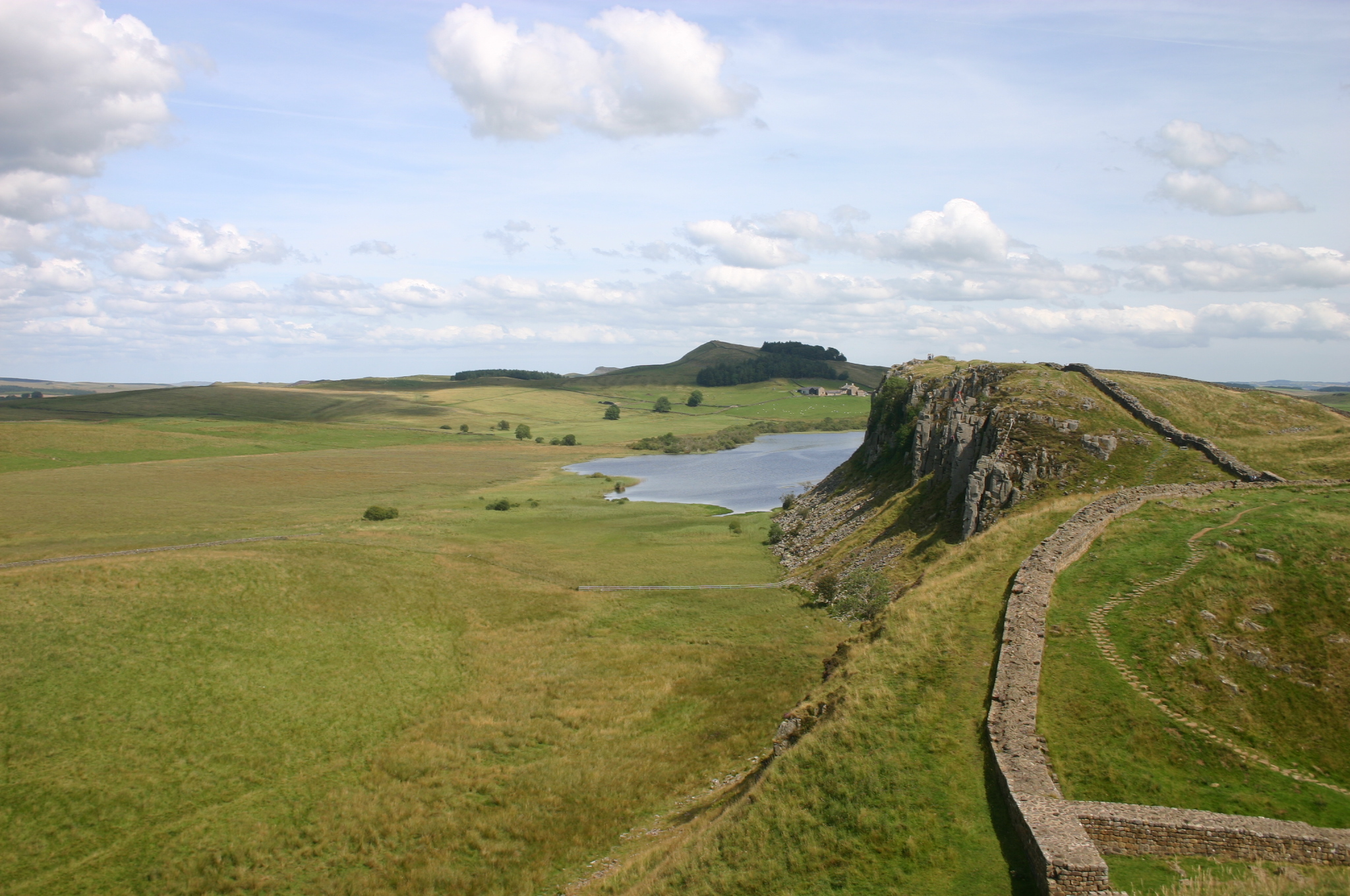 United Kingdom England Hadrian's Wall, Hadrian's Wall Path, A classic view, Highshields Crag, Walkopedia