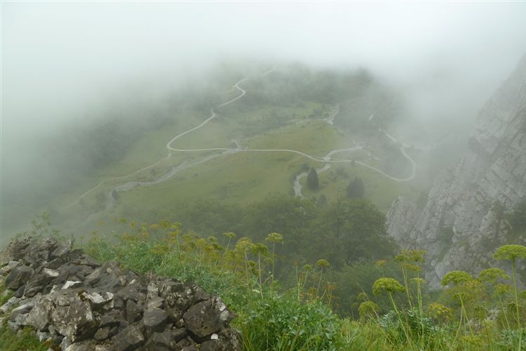 France Pyrenees, Pyrenean Haute Route, Descending to Plateau de Sanchese (1090m) - 08082013, Walkopedia