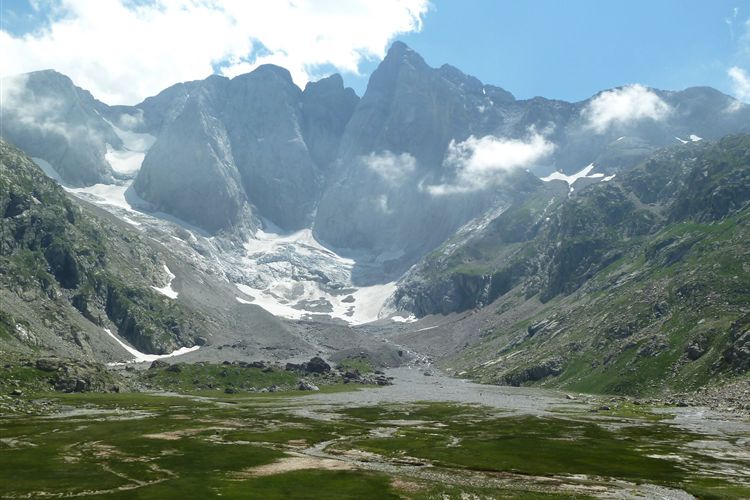 France Pyrenees, Pyrenean Haute Route, North face of Vignemale (3298m) from to Refuge des Oulettes de Gaube - 14082013, Walkopedia