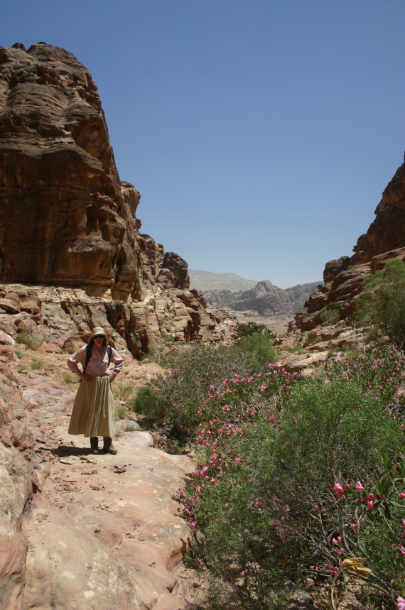 Jordan Petra, Al Deir (Monastery) Circuit, Ledge above Wadi Muaysra bed, Walkopedia