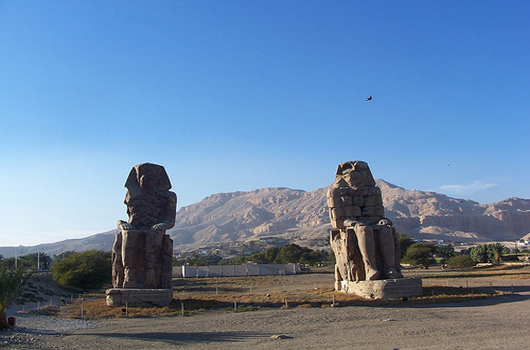 Egypt, To the Valley of the Kings, Colossi of Memnon - © From Flickr user SilviaPef, Walkopedia