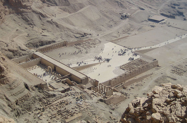 Egypt, To the Valley of the Kings, Hatshepsut's temple - © From Flickr user Joanne_and_Matt, Walkopedia