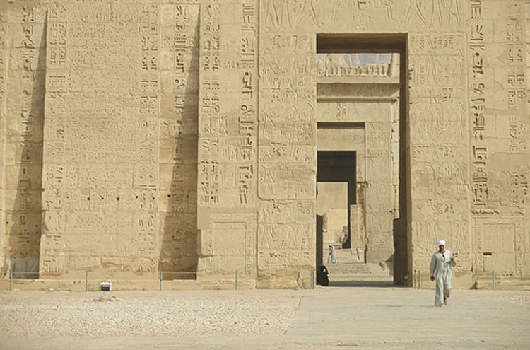 Egypt, To the Valley of the Kings, Medinet Habu - © From Flickr user Argenberg, Walkopedia