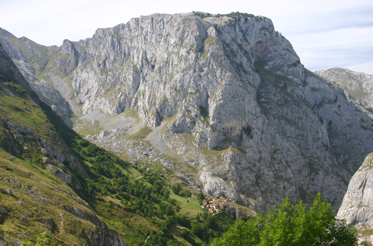 Spain NW Picos de Europa, Central Picos Traverse, Upper Bulnes, Walkopedia