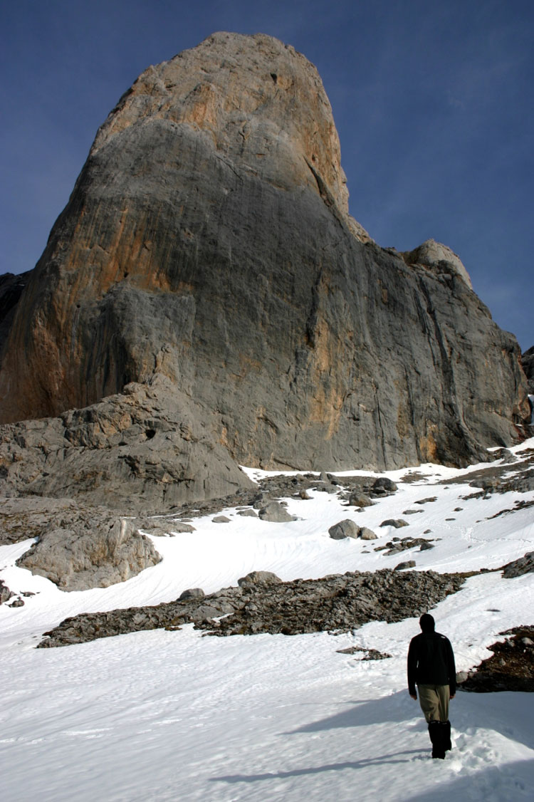 Spain NW Picos de Europa, Central Picos Traverse, El Naranjo de Bulnes, Walkopedia