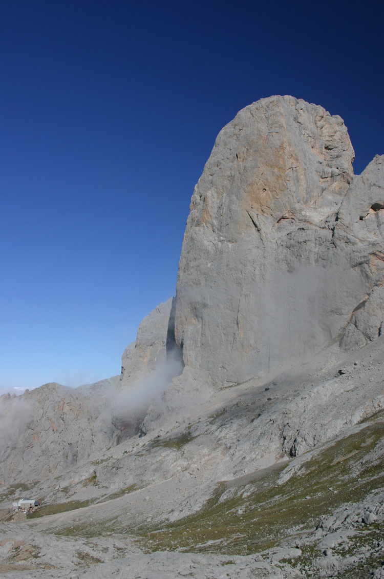 Spain NW Picos de Europa, Central Picos Traverse, Naranjo de Bulnes, with refuge, Walkopedia