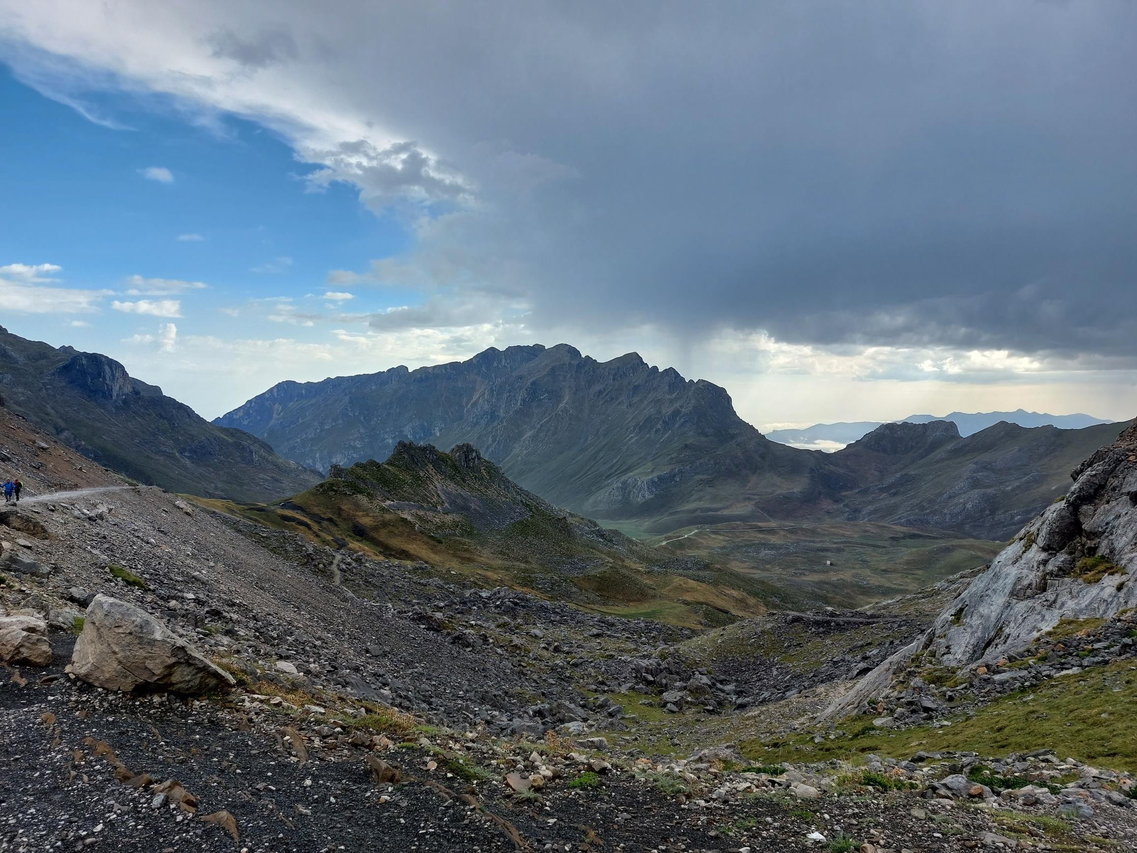 Spain NW Picos de Europa, Central Picos Traverse, East from pass above Cable over Aliva bowl, Walkopedia