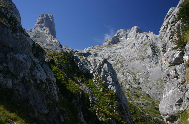 Spain NW Picos de Europa, Central Picos Traverse, Naranjo de Bulnes, Walkopedia