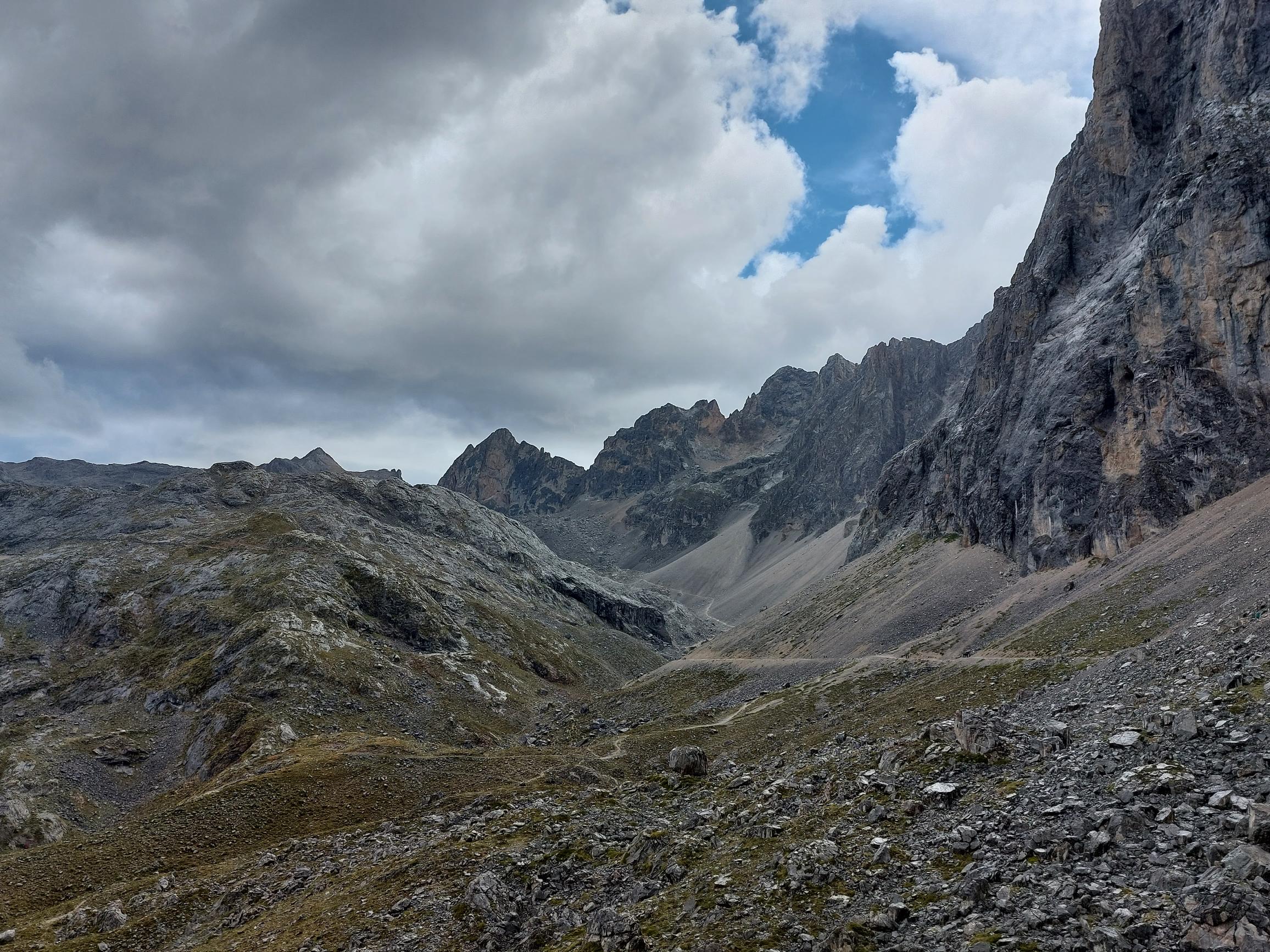 Spain NW Picos de Europa, Central Picos Traverse, North towards high central pass, Walkopedia