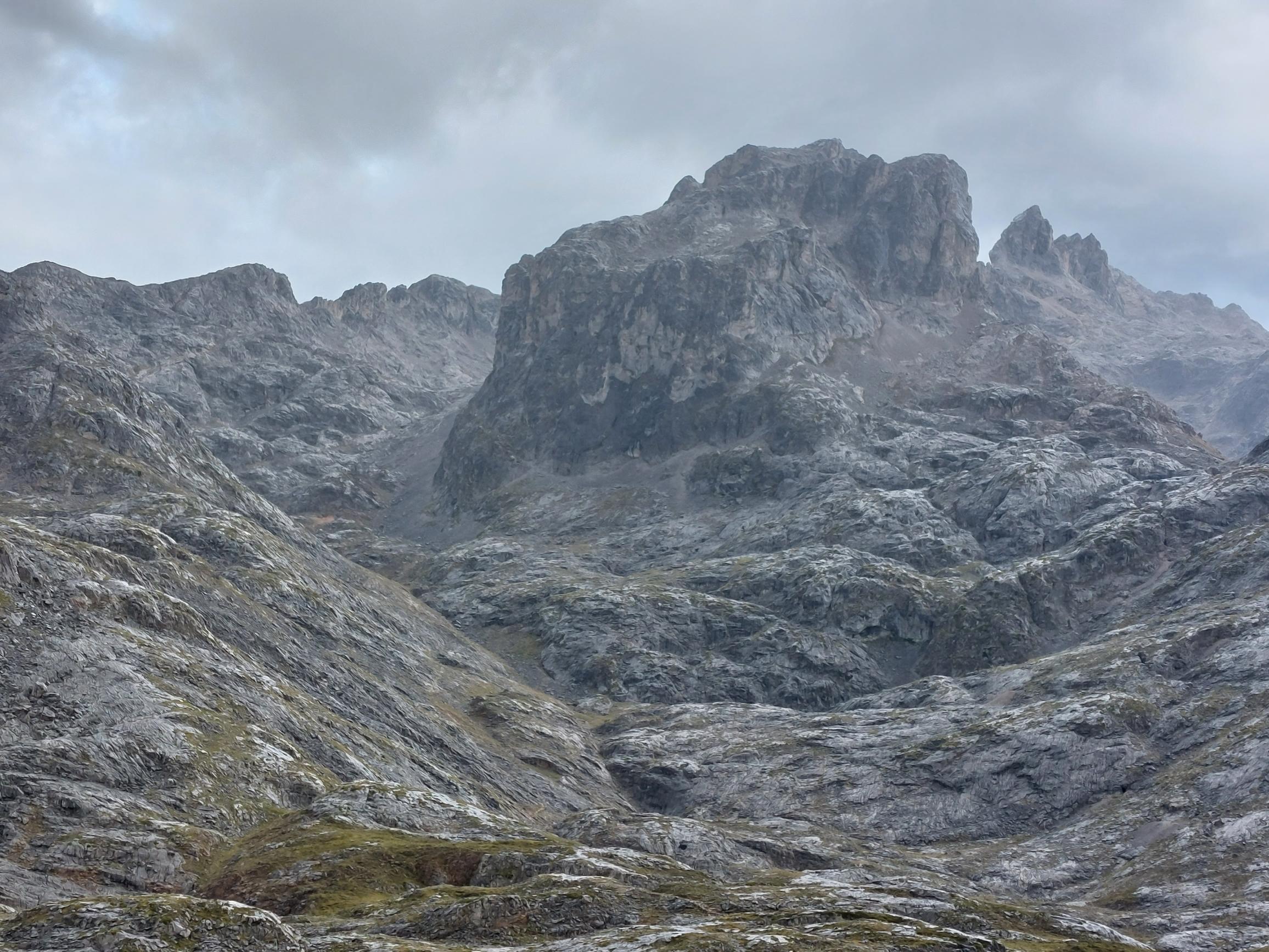 Spain NW Picos de Europa, Central Picos Traverse, West across Hoyos Lloroza, Walkopedia