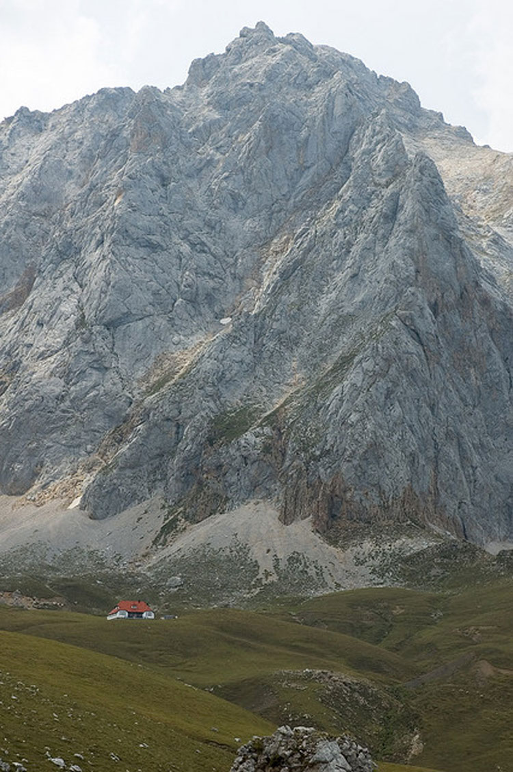 Spain NW Picos de Europa, Aliva Circuit, Refugio de Aliva, Walkopedia