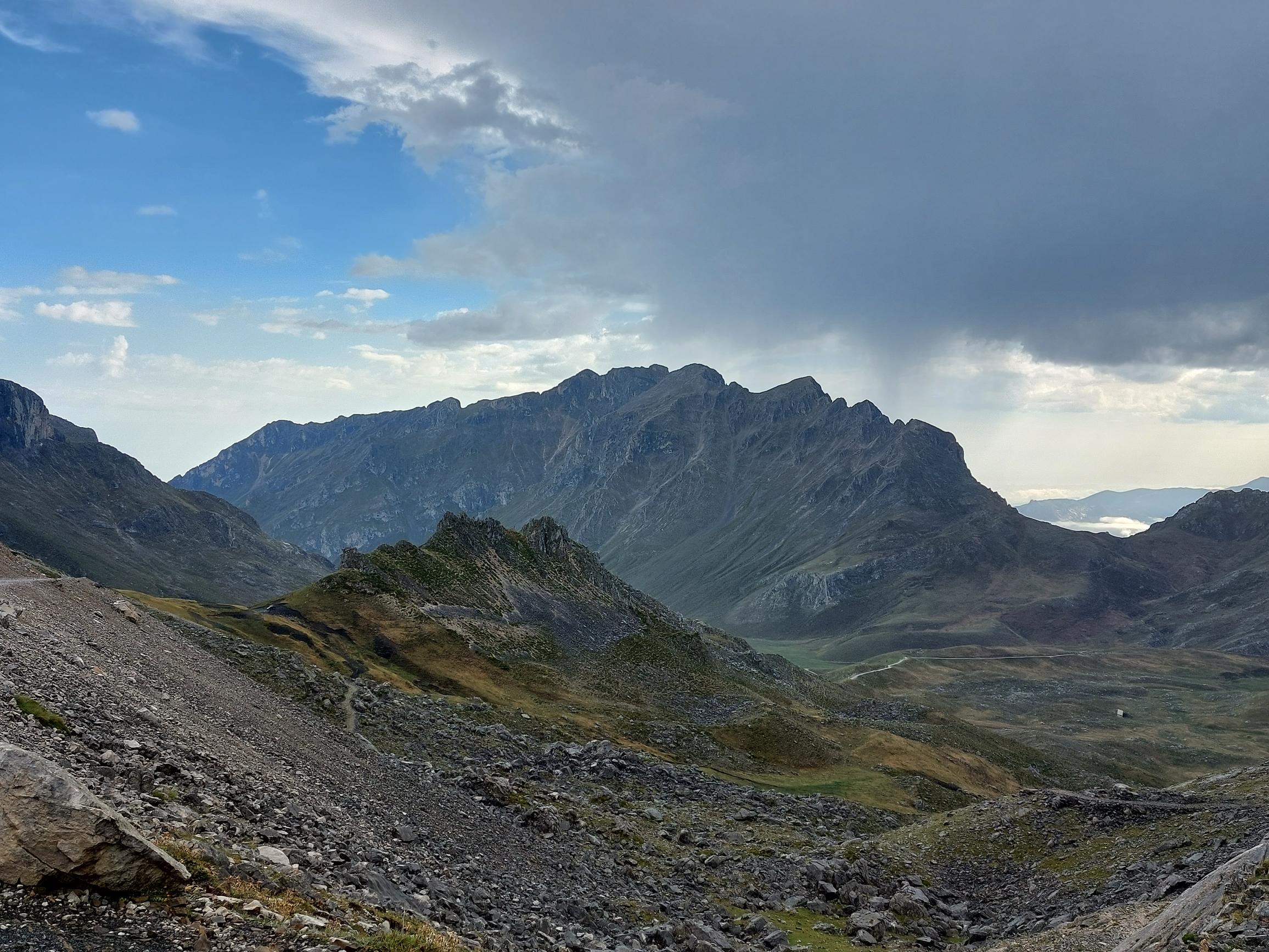 Spain NW Picos de Europa, Aliva Circuit, East from pass above Cable over Aliva bowl, Walkopedia