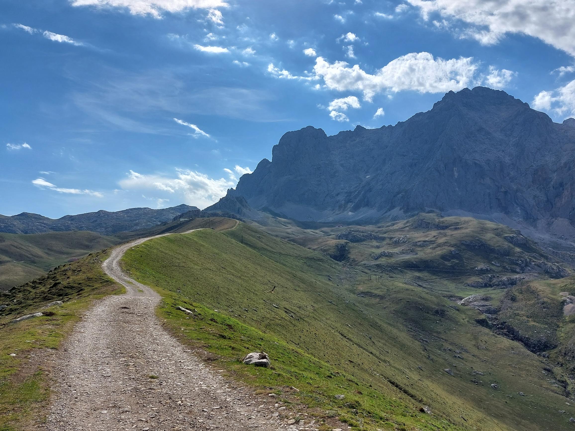 Spain NW Picos de Europa, Picos de Europa, Aliva, evening light, along LLomba del Toro, Walkopedia