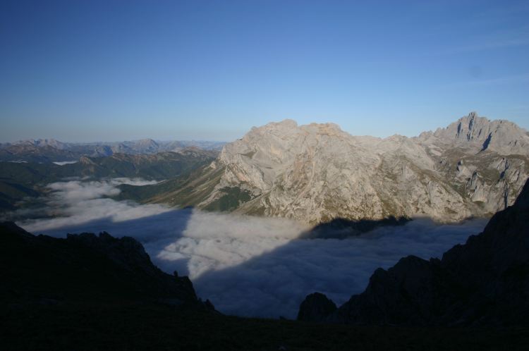 Spain NW Picos de Europa, Picos de Europa, Early moring from Jermoso ridge, Walkopedia