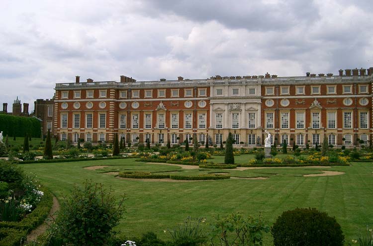 United Kingdom England, Thames Path, Hampton Court Palace, Walkopedia