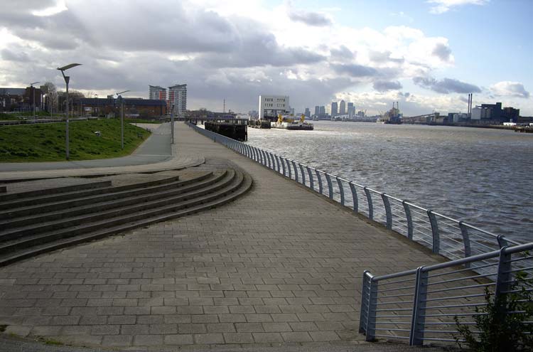 United Kingdom England, Thames Path, Towards Canary Wharf, Walkopedia