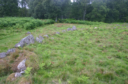 United Kingdom Scotland Cairngorms, Muir of Dinnet (Loch Kinord and Burn O'Vat), Stone Age Hut Base, Walkopedia