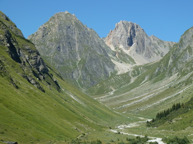 France Alps, GR5 or Grand Traverse des Alpes, Looking south in the Valley of Lormente Torrente above Valezan, Walkopedia