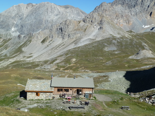 France Alps, GR5 or Grand Traverse des Alpes, Refuge du Thabor at 8209 feet, Walkopedia