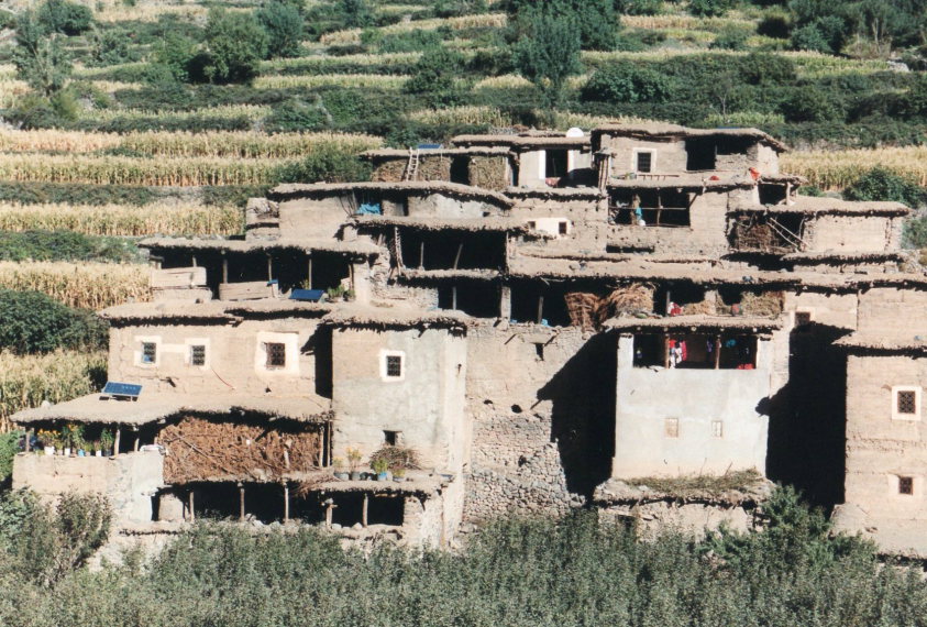 Morocco High Atlas, Jebel Toubkal Circuit, Berber village in valley toward the famous Lac d'Ifni, Walkopedia