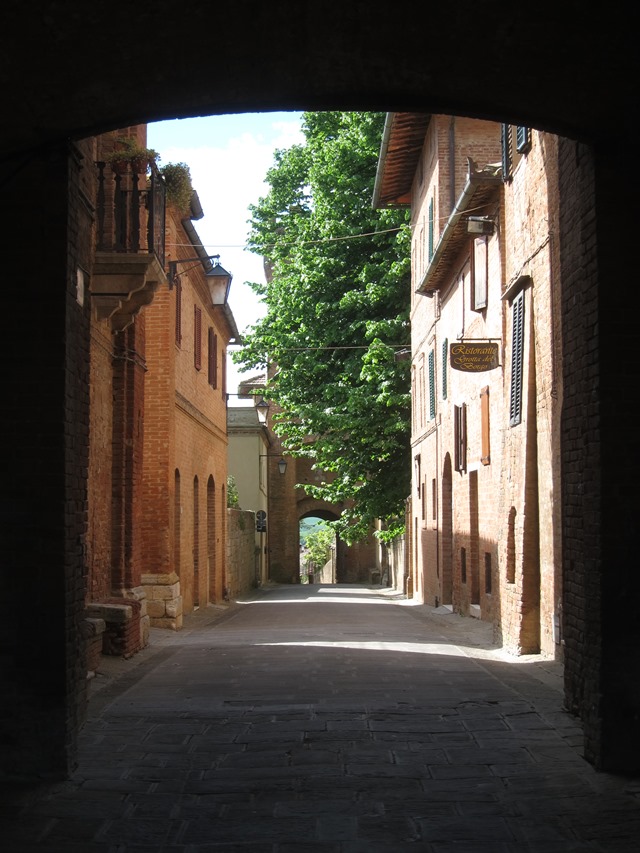 Italy, Via Francigena, Tuscany -  Lucignano fortified village , Walkopedia