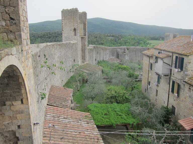 Italy, Via Francigena, Tuscany - Monteriggione walls , Walkopedia