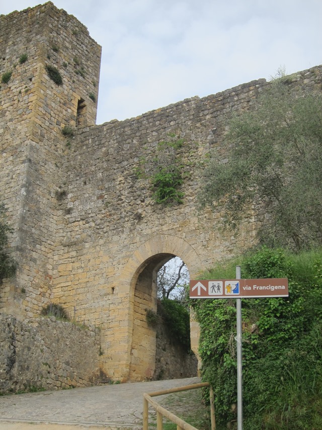 Italy, Via Francigena, Tuscany - Leaving Monteriggione, Walkopedia