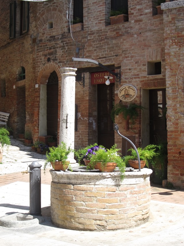 Italy, Via Francigena, Tuscany -   Hilltop Chiusura , Walkopedia