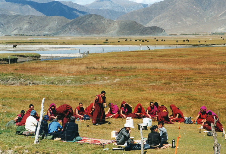 China Tibet, Ganden Kora, Pilgrims in the Lhasa valley, Walkopedia