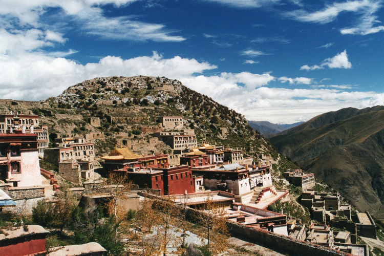 Tibet's Monastery Koras: Ganden, 1999 - © William Mackesy