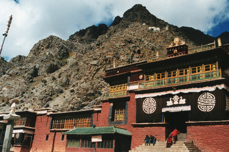 China Tibet, Tibet's Monastery Koras, Tsurphu, the kora and hermitage, Walkopedia