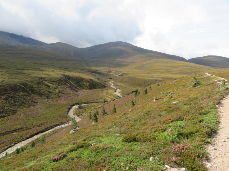United Kingdom Scotland Cairngorms, Lairig Ghru, Across Cairn Gorm flank to Chalamain Gap, Walkopedia