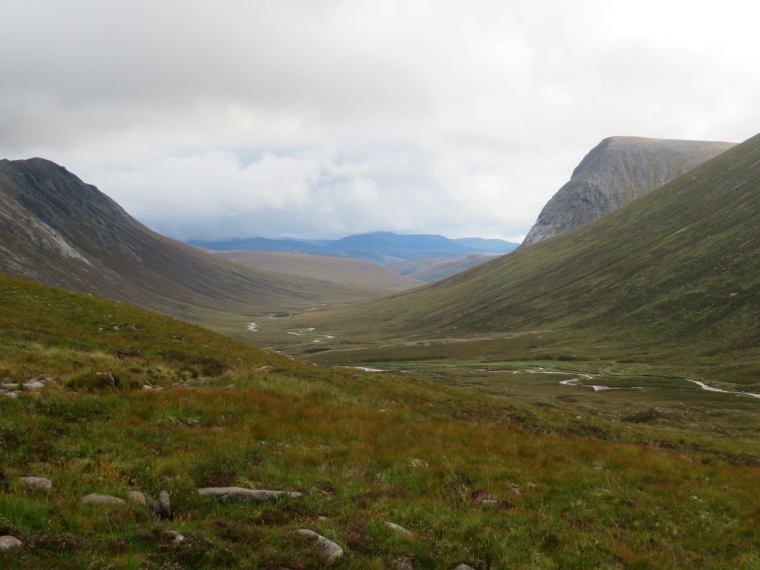 United Kingdom Scotland Cairngorms, Lairig Ghru, Upper Dee glen from LG base, Walkopedia