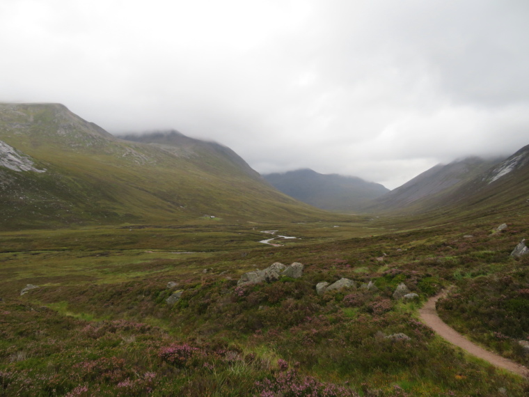 United Kingdom Scotland Cairngorms, Lairig Ghru, Upper Dee glen, Corrour hut, LG far distance, Walkopedia