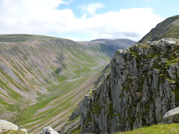 United Kingdom Scotland Cairngorms, Lairig Ghru, Looking into the Lairig Ghru , Walkopedia