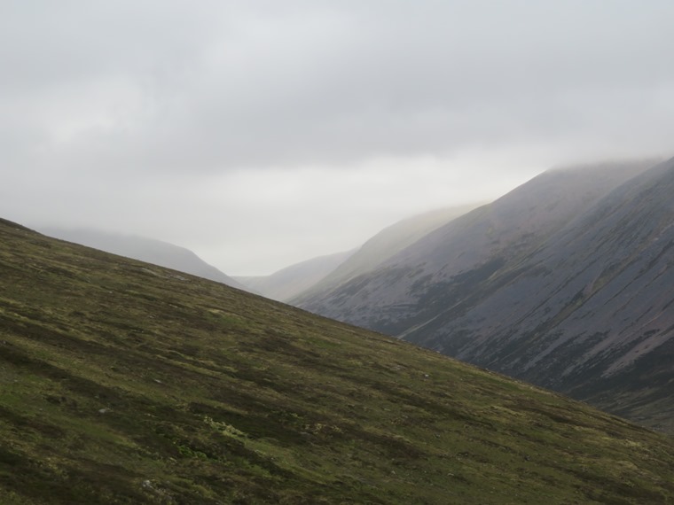 United Kingdom Scotland Cairngorms, Lairig Ghru, Toward Lairg Ghru from Devil's Point slopes, Walkopedia