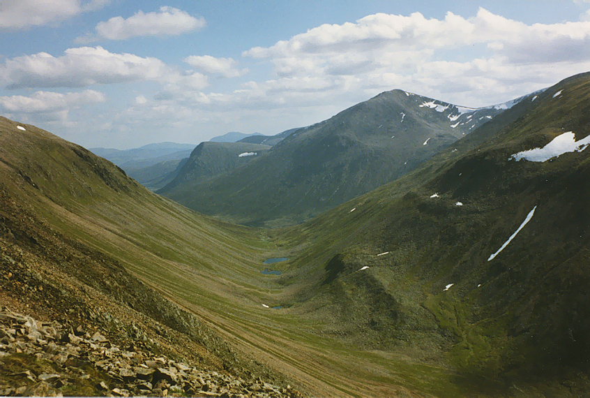 United Kingdom Scotland Cairngorms, Lairig Ghru, View down the Lairig Ghru from Miadan Creag an Leth-choin, Walkopedia