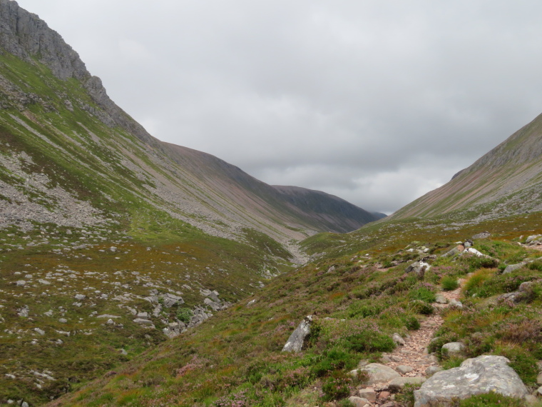 United Kingdom Scotland Cairngorms, The Cairngorms, Lairig Ghru from north, Walkopedia