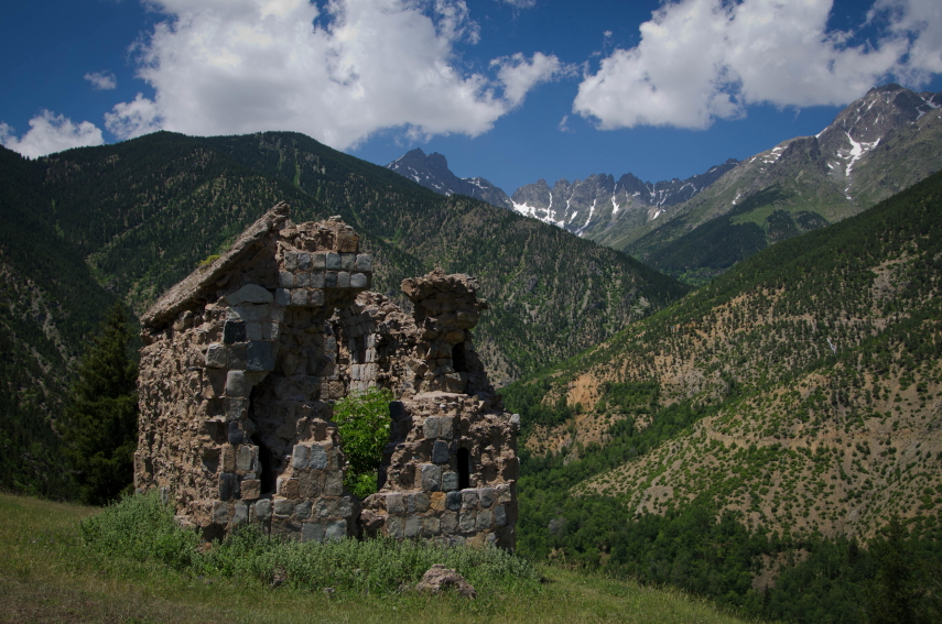 Turkey Kackar, Altiparmak Range, the chapel across the way, with a view of the Altiparmak, Walkopedia