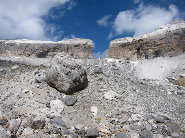 France Pyrenees, Gavarnie-Ordesa Circuit, Back up to the Breche from the Spanish side, Walkopedia